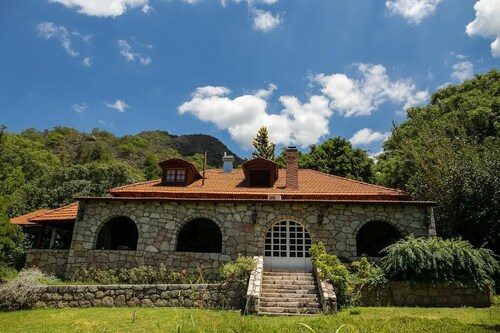 Secluded traditional Argentine Chateau - Near airport/center of town 