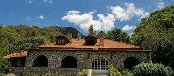 Secluded traditional Argentine Chateau - Near airport/center of town 