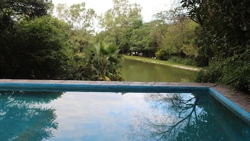 Una piscina al aire libre, una piscina climatizada