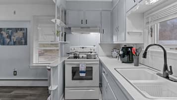 Kylskåp, mikrovågsugn, ugn och spishäll