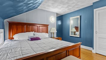 2 bedrooms, in-room safe, desk, iron/ironing board