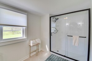 Combined shower/tub, hair dryer, towels, soap - Historic Countryside Escape - Relax, Hike, & Fish! Near Lexington (Rockbridge Baths)