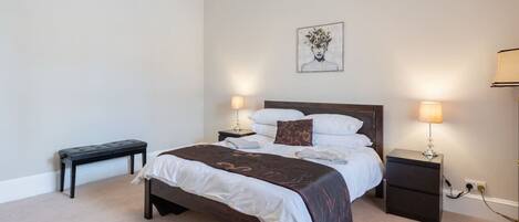 5 bedrooms, iron/ironing board, free WiFi, bed sheets