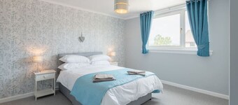 Scotston Villa - 5 bedroom house with large private back garden & hot tub