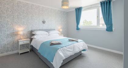 Scotston Villa - 5 bedroom house with large private back garden & hot tub