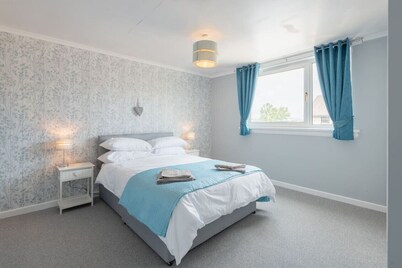 Scotston Villa - 5 bedroom house with large private back garden & hot tub