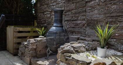 Scotston Villa - 5 bedroom house with large private back garden & hot tub