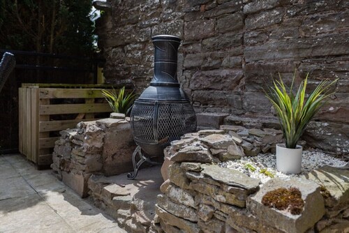 Scotston Villa - 5 bedroom house with large private back garden & hot tub