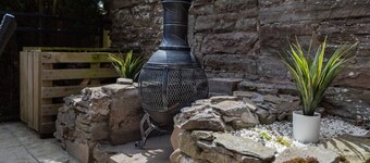 Scotston Villa - 5 bedroom house with large private back garden & hot tub