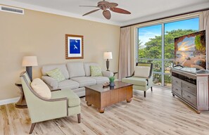 Televisie, een dvd-speler en een stereo