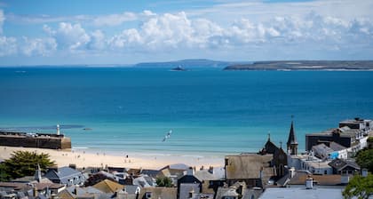 Len's Lookout - Off-Site Parking - Sea Views - Outside Area