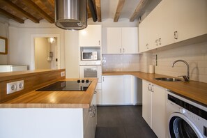 冰箱、微波炉、烤箱、炉灶