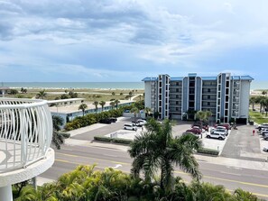 Property grounds - Updated TOP FLOOR 2br Condo with Amazing Ocean View & Beach Access (Treasure Island)