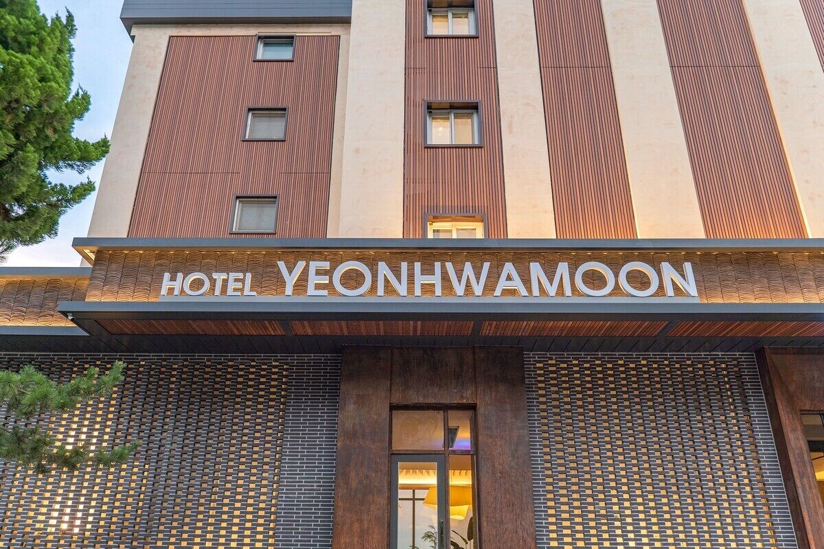 Exterior del Hotel Yeonhwamoon, con una fachada moderna, amplias ventanas y una entrada destacada.