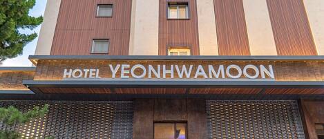 Exterior del Hotel Yeonhwamoon, con una fachada moderna, amplias ventanas y una entrada destacada.