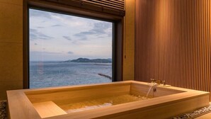 A wooden bathtub with a view of the sea through a large window. - Yeonhwamoon Hotel Yeongdeok (Yeongdeok)