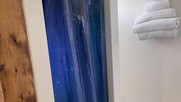 Douche, serviettes fournies, papier toilette