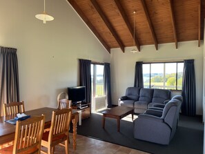 Family Cabin | In-room dining - Black Bream Point Cabins (North Narooma)