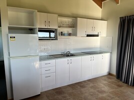 Refrigerador, microondas, placa de cocina, tetera/pava eléctrica