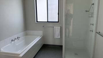 ลักซ์ชัวรี่เคบิน | ห้องน้ำ | ฝักบัว, ไดร์เป่าผม, ผ้าเช็ดตัว, สบู่