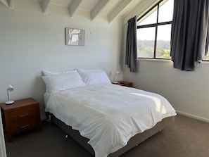 Individually furnished, blackout curtains, iron/ironing board, free WiFi - Black Bream Point Cabins (North Narooma)