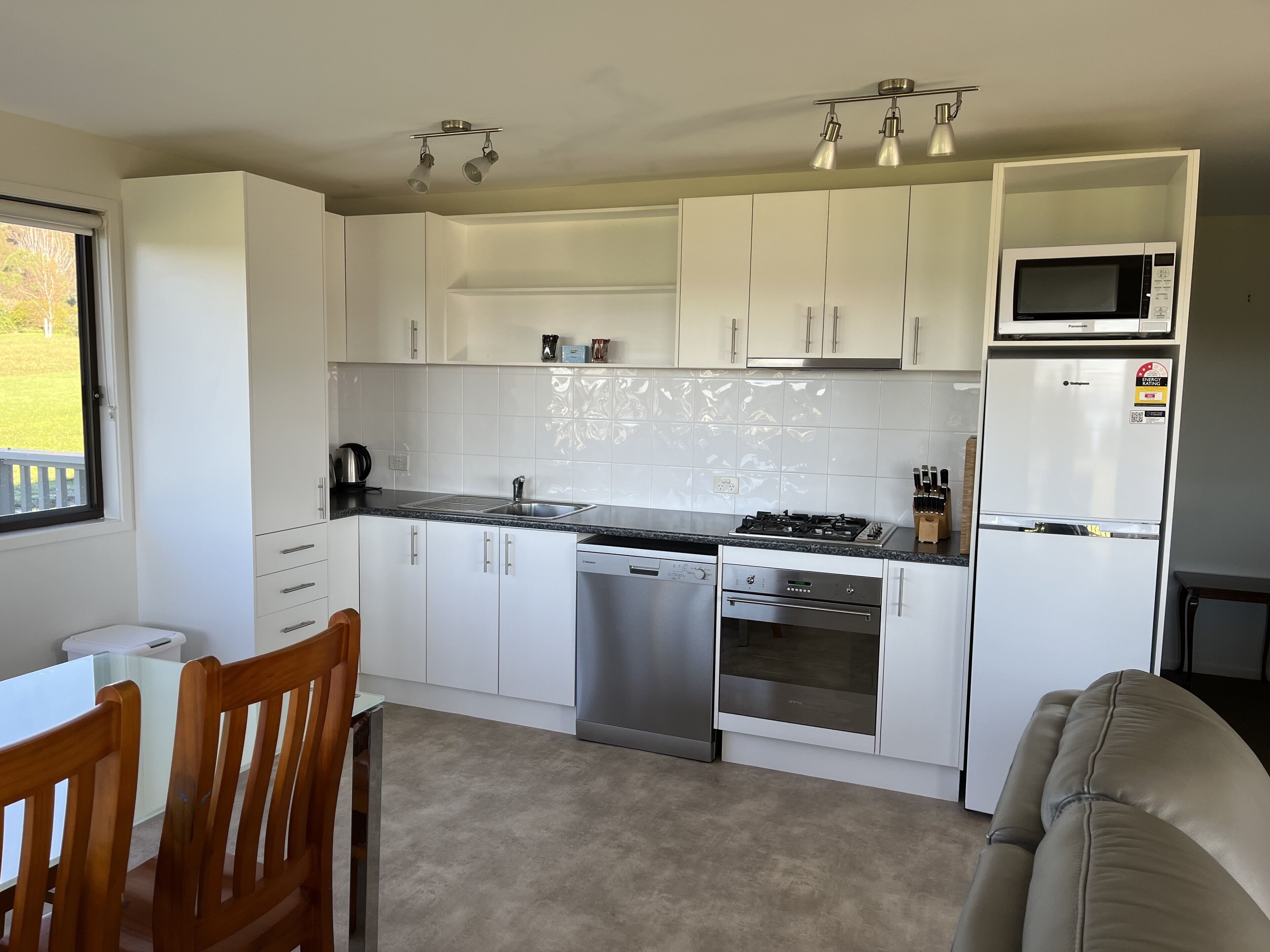 Luxury Cottage | Private kitchen | Fridge, microwave, stovetop, electric kettle