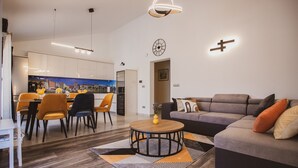 Una sala de estar moderna con un sofá, una mesa de centro y un comedor.
