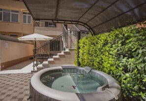 Outdoor spa tub - Luxury modern house, just 1 min walk to the beach (Dugi Rat)