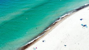 Una spiaggia nelle vicinanze