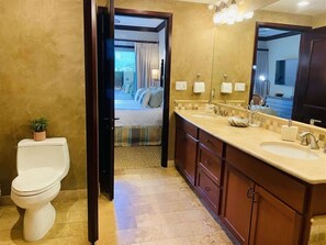 浴槽、ヘアドライヤー、タオル