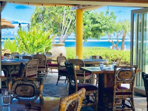 Outdoor dining - Waipouli Beach Resort D105. A Spacious Condo with Lazy River and Top Shelf Restaurant Onsite. (Kapaʻa)