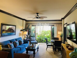 Smart TV - Waipouli Beach Resort D105. A Spacious Condo with Lazy River and Top Shelf Restaurant Onsite. (Kapaʻa)