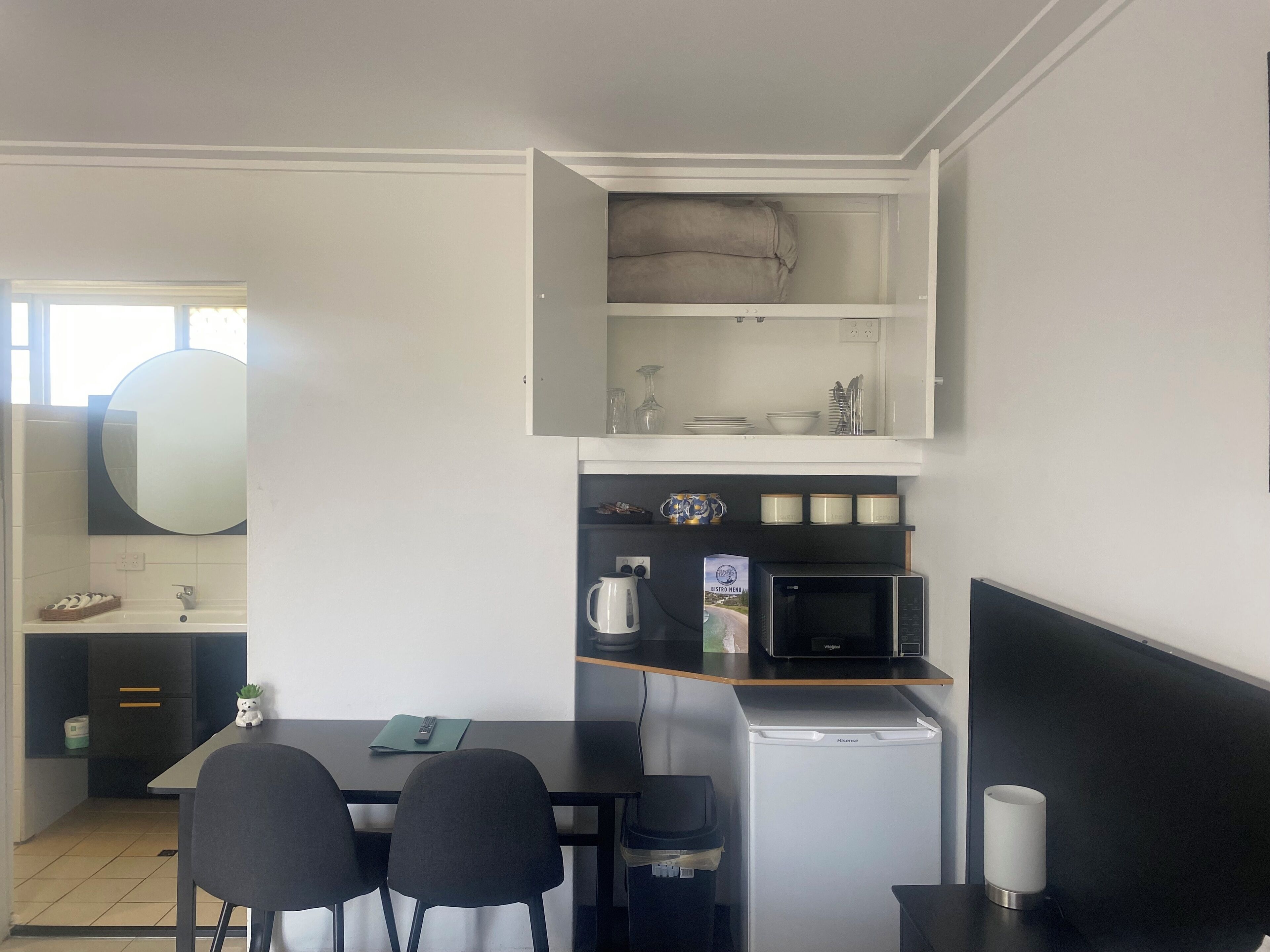 Triple Room | Private kitchenette | Mini-fridge, microwave, coffee/tea maker, electric kettle