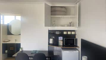 Triple Room | Private kitchenette | Mini-fridge, microwave, coffee/tea maker, electric kettle