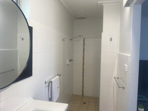 Triple Room | Bathroom - The Seaview Tavern Motel (Woolgoolga)