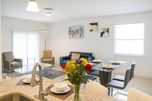 Dining - Stylish Kissimmee Getaway Game Room – 99 Dollar Deal! (Kissimmee)