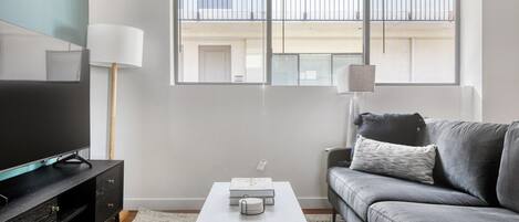 Una televisión, un reproductor estéreo