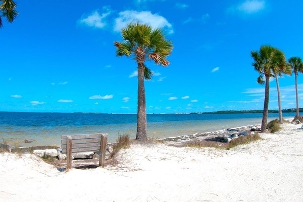Perto da praia, espreguiçadeiras, toalhas de praia
