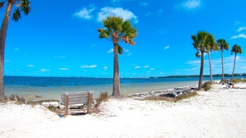 Sunrise, Suntan, Sunset repeat! Coastal getaway! 2 bd, pet friendly, fenced yard