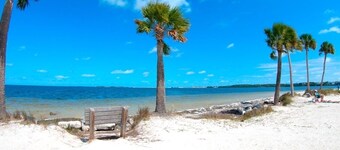 Sunrise, Suntan, Sunset repeat! Coastal getaway! 2 bd, pet friendly, fenced yard