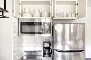 Kylskåp, mikrovågsugn, ugn och spishäll