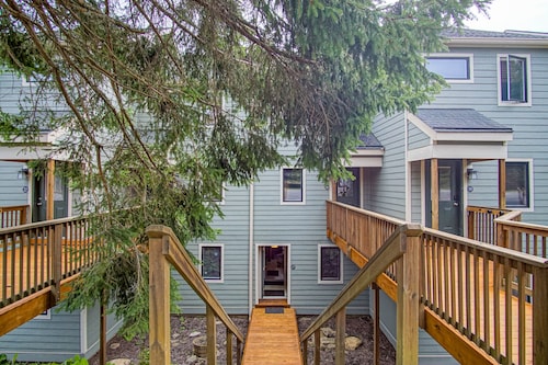 2 Br: Powderidge17: Slope Side. on the shuttle route. clean and spacious!