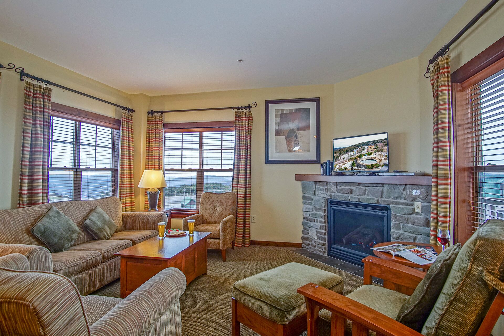 TV, fireplace