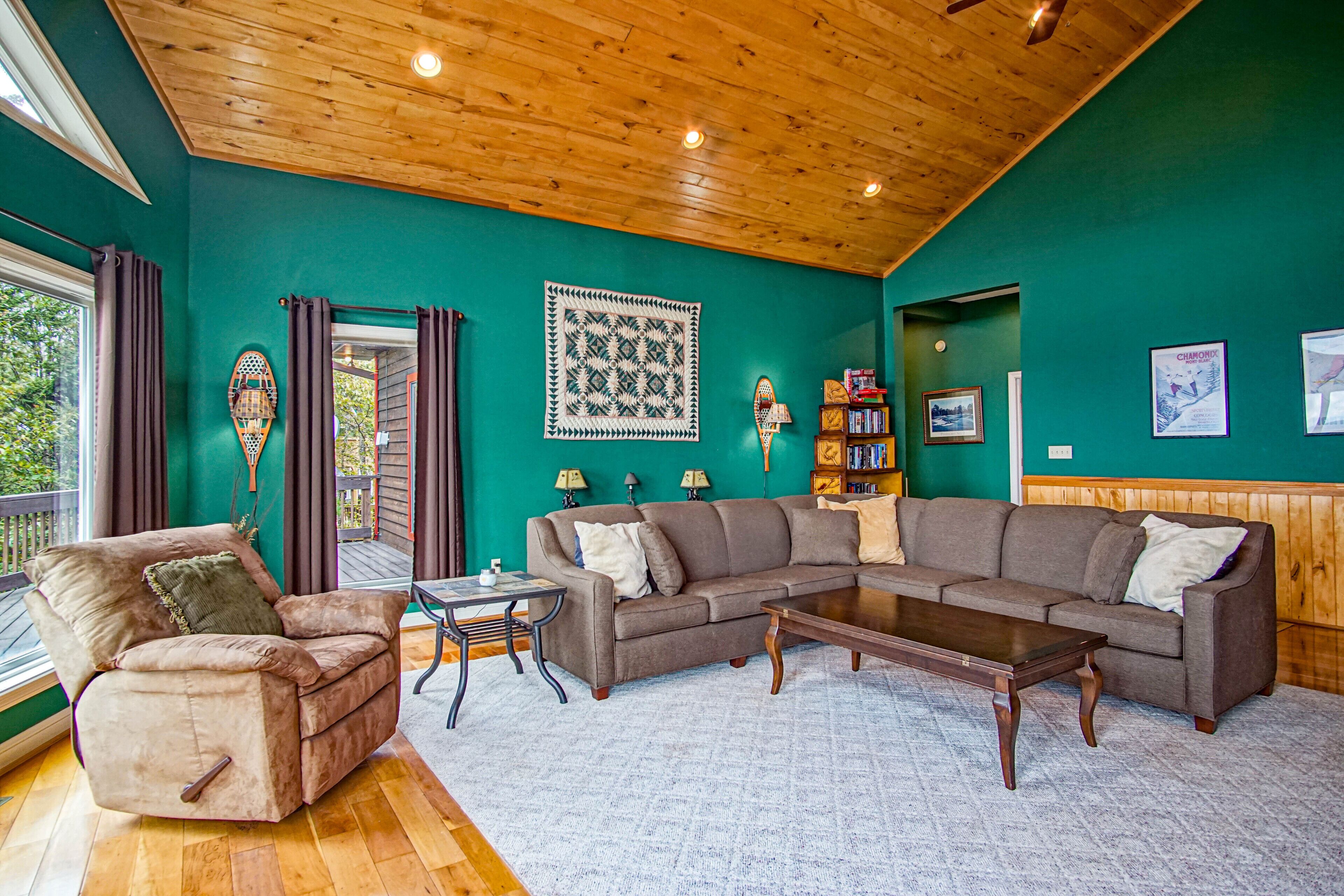 South West Ridge 72-153 5 Br: Large western views. Private hot tub. Wood fireplace.