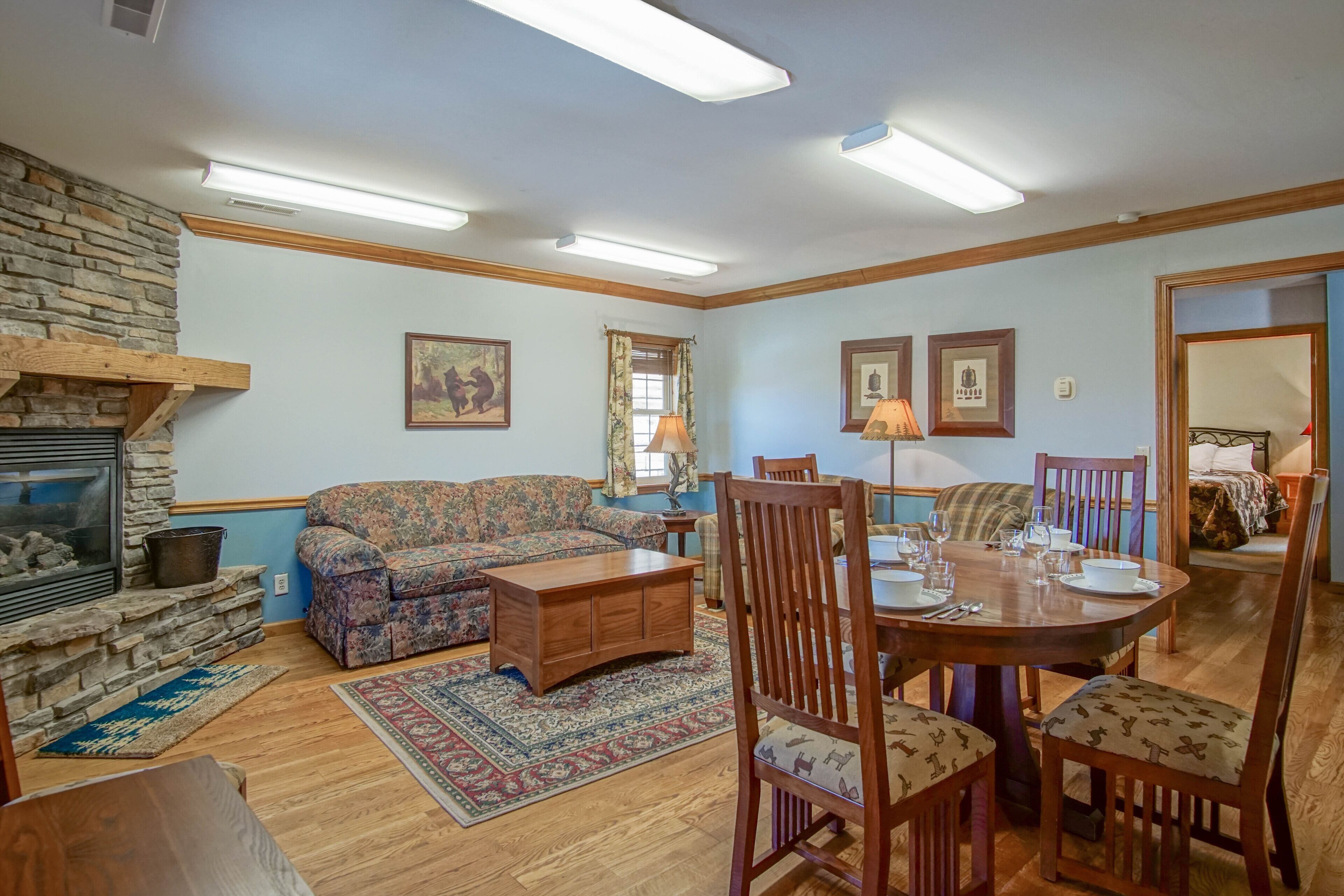 3 Br: Keystone Lodge Suite A: short walk To Upper Flume (Green). Pet Friendly