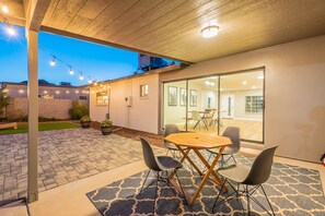 Outdoor dining - Beautiful Three Bedroom in the Center of Phoenix (Phoenix)