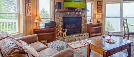 Een televisie en een open haard