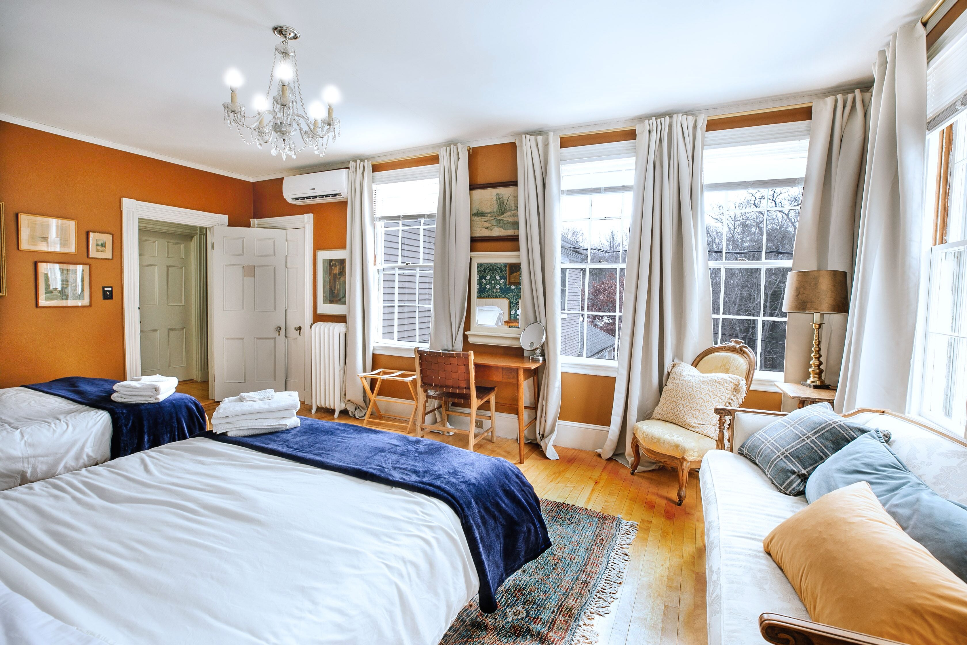 10 Schlafzimmer, Schreibtisch, Bügeleisen/Bügelbrett, Reisekinderbett