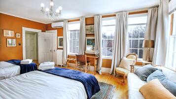 10 Schlafzimmer, Schreibtisch, Bügeleisen/Bügelbrett, Reisekinderbett