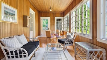 Una Smart TV, una chimenea, videojuegos, libros